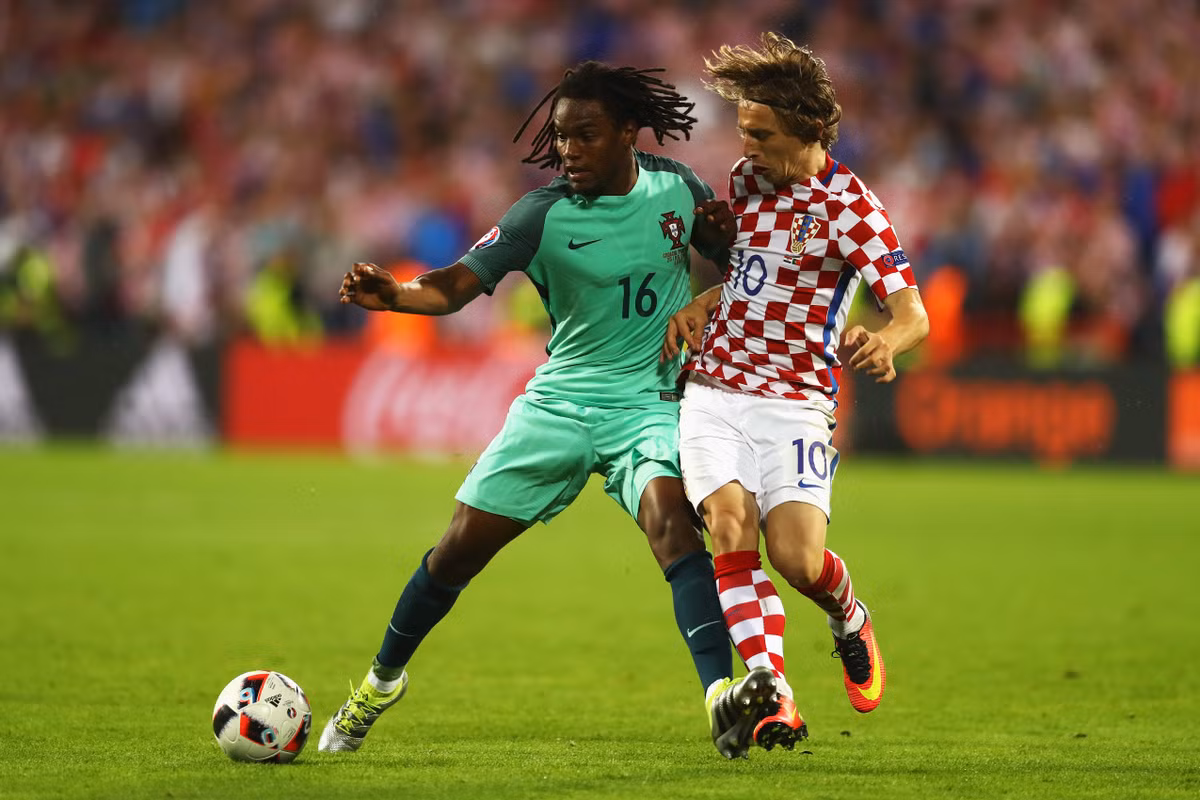 Nói không quá nếu coi Euro 2016 là bệ phóng thành công cho những ngôi sao trẻ. Điều này được chứng minh với trường hợp của Renato Sanches (xanh). Chính sân chơi đẳng cấp châu Âu đã đưa tân binh của Bayern Munich lên một tầm cao mới.