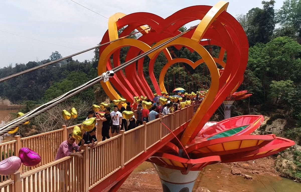 Cầu kính Mộc Châu, hay còn gọi là "Cầu tình yêu", nằm trong khu du lịch thác Dải Yếm, xã Mường Sang, huyện Mộc Châu, tỉnh Sơn La.