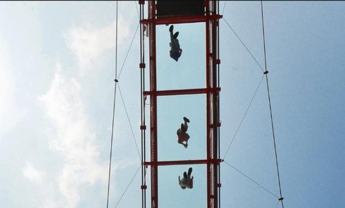 Dưới phần bình luận của bộ ảnh, ngay lập tức tranh cãi nổ ra giữa những thành viên trong nhóm, điều đáng nói, loạt ảnh được đăng tải trong một hội nhóm hơn 1 triệu thành viên chuyên cập nhật những sự việc nóng có tên H. Thế nhưng đáng buồn thay lại có một số bình luận thể hiện sự khoái trí và ủng hộ hành động kém văn minh này.