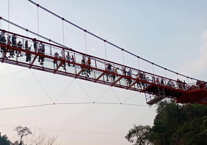 Còn nickname R.T chia sẻ: "Ô hay thật đấy, không hiểu ai là người duyệt cho bài viết này của bạn Đ.T. nhỉ? Bạn có biết là đang xâm phạm quyền riêng tư của người khác không? Hay ho gì còn đem khoe".