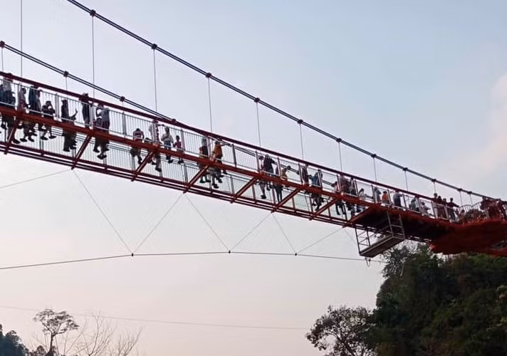 Còn nickname R.T chia sẻ: "Ô hay thật đấy, không hiểu ai là người duyệt cho bài viết này của bạn Đ.T. nhỉ? Bạn có biết là đang xâm phạm quyền riêng tư của người khác không? Hay ho gì còn đem khoe".