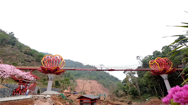 Đây là chiếc cầu đầu tiên ở Việt Nam sử dụng công nghệ kính 5D hiện đại nhất thế giới cùng với hệ thống mắt cảm ứng 3.2 gồm 30 hiệu ứng đặc biệt.