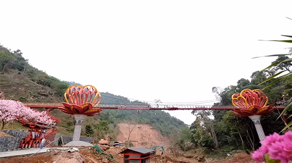 Đây là chiếc cầu đầu tiên ở Việt Nam sử dụng công nghệ kính 5D hiện đại nhất thế giới cùng với hệ thống mắt cảm ứng 3.2 gồm 30 hiệu ứng đặc biệt.