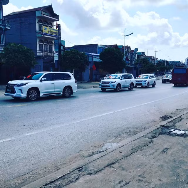 Ngày 14/5/2017 vừa qua, một buổi rước dâu hoành tráng tại Móng Cái được cho là của Miss Teen 2012 Quỳnh Nga đã gây xôn xao dân mạng cũng như giới chơi xe cả nước khi có sự góp mặt của hàng chục mẫu SUV hạng sang với tổng giá trị hàng trăm tỷ đồng.