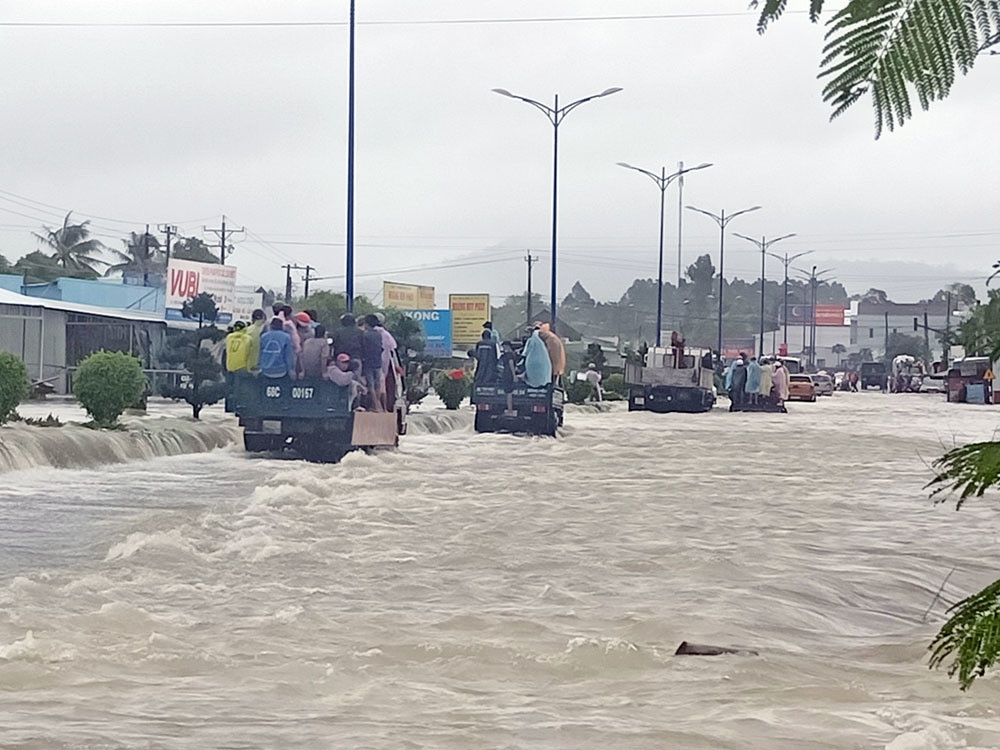 Dao Phu Quoc van mua, nguoi dan va luc luong cuu ho vat lon trong dot ngap lich su-Hinh-6