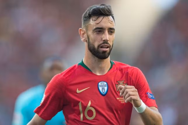 Tờ A Bola khẳng định, Bruno Fernandes muốn gia nhập MU hơn so với việc đến với nhà ĐKVĐ Champions League - Liverpool.