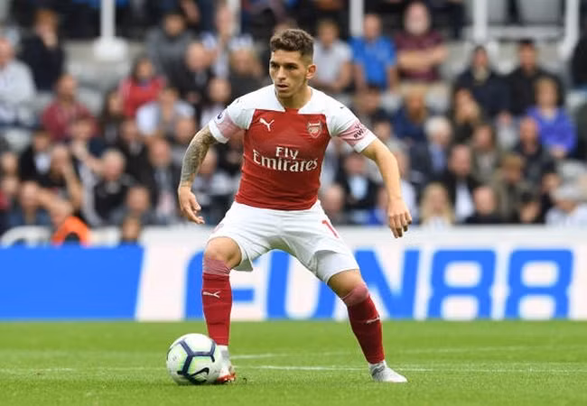 Arsenal có lí do để lo lắng khi phía AC Milan lên kế hoạch chiêu mộ tiền vệ Lucas Torreira. Đích thân HLV Marco Giampaolo đã đánh tiếng muốn tái ngộ với cậu học trò cũ tại sân San Siro.