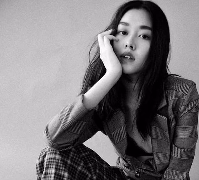 Hot girl 10X THPT Phan Đình Phùng được nhắc tới là Nguyễn Tường San (sinh năm 2000, tại Hà Nội). Hiện là người mẫu lookbook và người mẫu ảnh có tiếng không chỉ trên mạng xã hội mà còn ở ngoài đời.