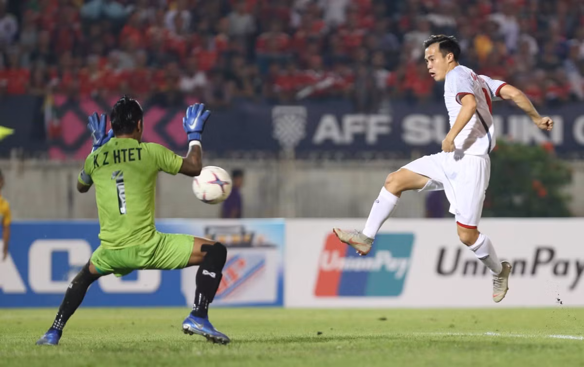 Ngay sau khi trận đấu kết thúc, vào tới phòng họp báo, khi được hỏi về tình huống của Văn Toàn đưa bóng vào lưới của Myanmar ở phút thứ 77', HLV Park Hang-seo nhận xét chất lượng chuyên môn của trọng tài điều khiển trận đấu chưa thật sự tốt, các vị "vua áo đen" đã bỏ qua nhiều tình huống phạm lỗi và mắc một số sai lầm đáng trách khiến tuyển Việt Nam hòa vì thiếu may mắn.