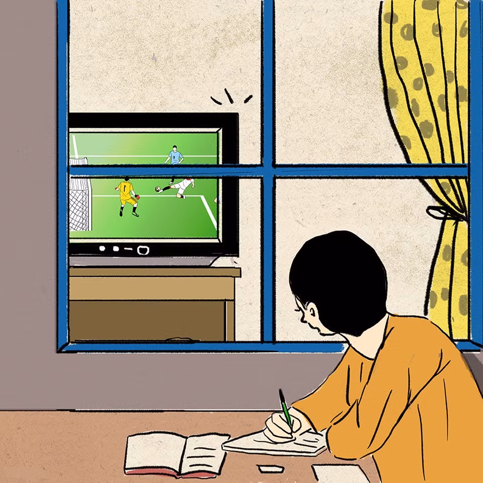 Oái oăm nhất là khi chưa học xong nhưng tivi đã chiếu bóng đá. Mấy cậu học trò ngày xưa đâu lạ gì hình ảnh vừa học, vừa lén xem trận đấu trên tivi. Nhiều lúc phải xem qua gương và mỗi tình huống bóng hay không được hô hào mà chỉ thầm nhớ trong đầu để mai "chém gió" với lũ bạn.