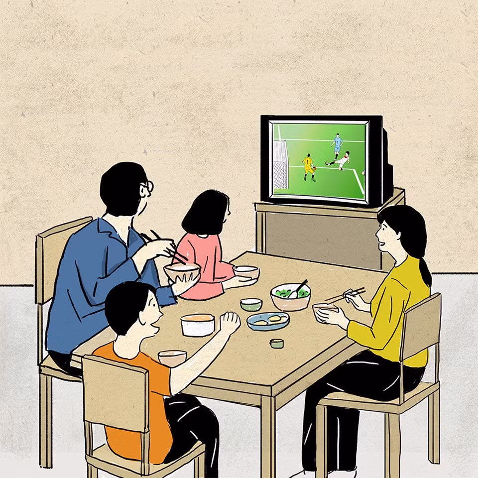 Mùa World Cup đến cũng là lúc gia đình có nhiều khoảnh khắc sum họp hơn. Những bữa ăn trở nên vui vẻ và rôm rả, chiếc tivi trở thành cầu nối của các thành viên.
