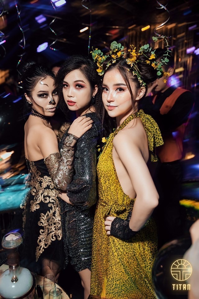 Ngoài Quỳnh Kool, travel blogger Anh Nguyễn (sinh năm 1993) cũng là gương mặt nổi bật thu hút nhiều sự chú ý. Thông thường, Anh Nguyễn là cô gái nhẹ nhàng, duyên dáng nhưng vào dịp Halloween, cô không ngại hóa trang thành yêu tinh báo.