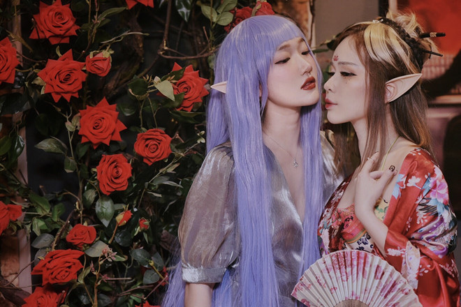 Để tăng thêm tính ma mị, người tham gia hóa trang có thể mix thêm phụ kiện, chọn cách make up tông màu trầm.