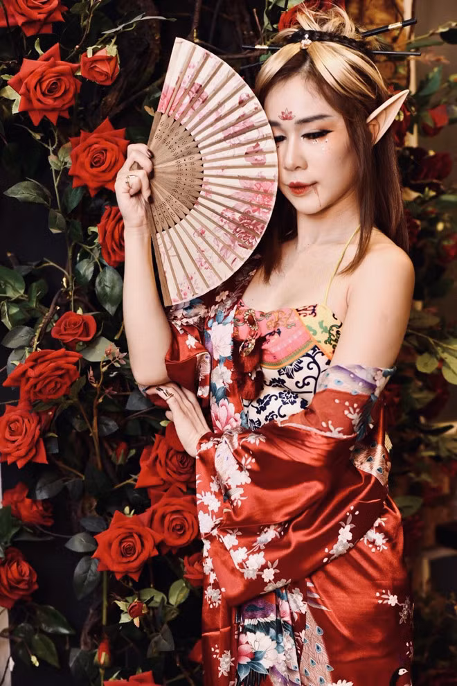 Cũng theo chia sẻ của đại diện dàn hot girl Hà thành cho hay bí quyết tạo nên sự nổi bật của cả nhóm là chọn một nhân vật tâm đắc nhất, sử dụng những đồ đã có, mua hoặc phối thêm phụ kiện bởi cách make up chỉ chiếm khoảng 50%, quan trọng còn nằm ở trang phục và thần thái.