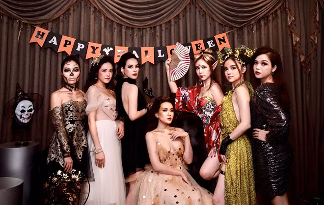 Được biết, tên bữa tiệc đón Halloween của dàn hot girl Hà thành có tên "4everyoung".