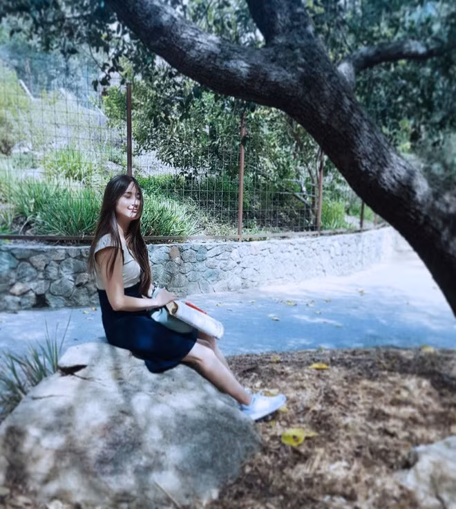 Người đã thể hiện "nuột nà" ca khúc đó chính là Sasha Herbert, một cô gái Mỹ (sinh năm 1991) hiện đang sinh sống tại Việt Nam. Cũng theo tìm hiểu của dân mạng, trước khi đến Việt Nam sống vào 1 năm trước, Sasha làm việc cho nhiều công ty ở châu Á từ Trung Quốc và không có nghề nghiệp nào liên quan đến ca hát.