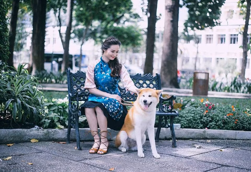 Không chỉ hát hay, Sasha còn sở hữu thân hình khá đẹp và đặc biệt cô bạn này thừa hưởng sự nhẹ nhàng của người mẹ Việt Nam của mình, đặc biệt là khi diện bộ áo dài truyền thống.