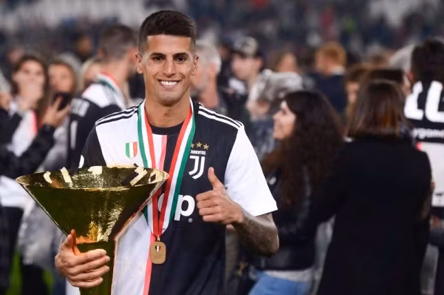 Man City đã đạt được thỏa thuận chiêu mộ Joao Cancelo từ Juventus với bản hợp đồng trị giá 50 triệu euro. Ban đầu, Man City đề nghị 40 triệu euro và gán thêm Danilo vào thương vụ này nhưng bị Juventus từ chối.