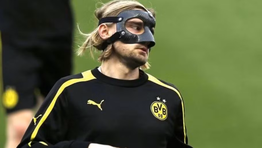 Trong chiến thắng 2-1 của Borussia Dortmund trước Stuttgart ở trận lượt về mùa giải 2012/2013, Marcel Schmelzer đã bị vỡ mũi và hậu vệ 27 tuổi này đã có một khoảng thời gian thi đấu với chiếc mặt nạ Zorro.