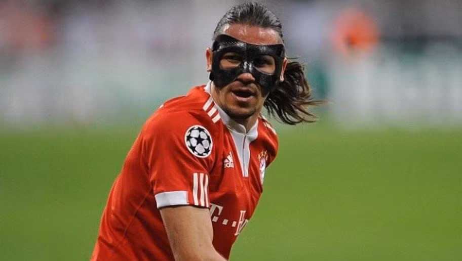 Trong màu áo Bayern Munich, vào mùa giải 2010/2011 sau pha va chạm với Michael Ballack, gương mặt của Martin Demichelis đã bị biến dạng nghiêm trọng và anh buộc phải sử dụng đến mặt nạ. Quả thực gương mặt lãng tử của trung vệ người Argentina rất hợp với chiếc mặt nạ Zorro khiến cho các CĐV đã gọi anh với cái tên: "Demichezorro".