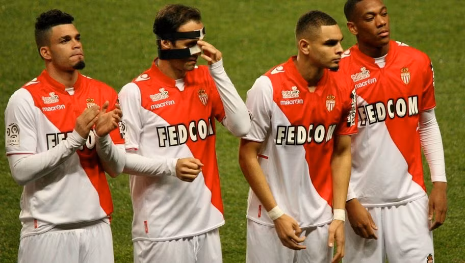 Lối chơi máu lửa, không ngại va chạm của Ricardo Carvalho khiến anh không ít lần gặp phải chấn thương. Vào mùa giải 2013/2014, lão tướng 37 tuổi này đã có khoảng thời gian phải ra sân cùng với chiếc mặt nạ trong màu áo AS Monaco.