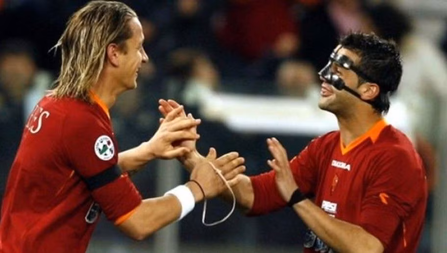 Tương tự như trường hợp của Peter Cech, Cristian Chivu cũng sở hữu rất nhiều dụng cụ bảo vệ khi thi đấu. Có lẽ các CĐV đã quen thuộc với hình ảnh của Chivu trong màu áo Inter Milan, thế nhưng khoảng thời gian thi đấu cho AS Roma của cầu thủ này cũng để lại rất nhiều dấu ấn. Trong đó có hình ảnh của chiếc mặt nạ.