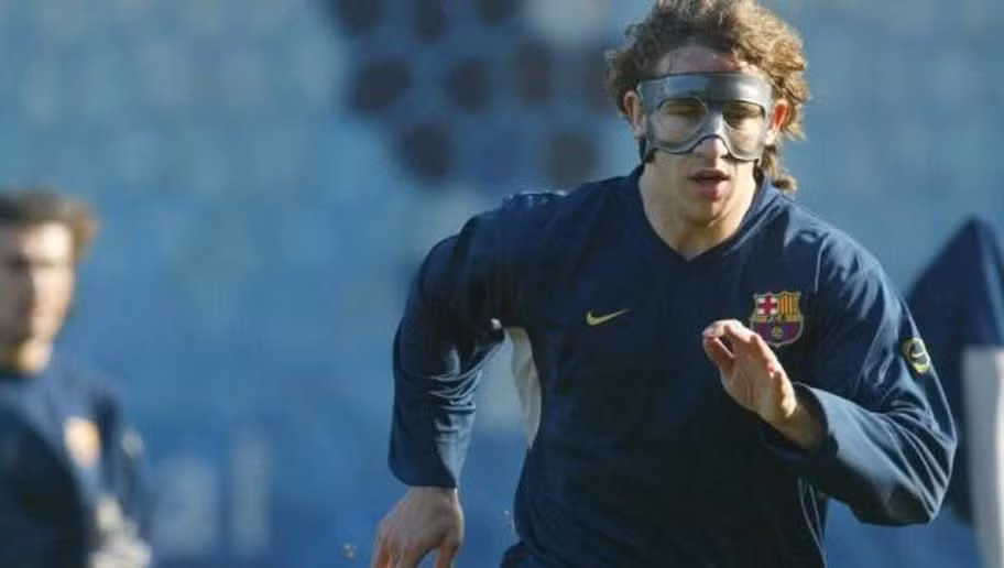 Dù đã giải nghệ, thế nhưng hình ảnh của một chiến binh quả cảm trong màu áo Barcelona và đội tuyển Tây Ban Nha vẫn luôn còn mãi trong lòng các CĐV. Chính vì lối chơi mạnh mẽ của mình mà Puyol đã không ít lần phải sử dụng đến chiếc mặt nạ bảo vệ.