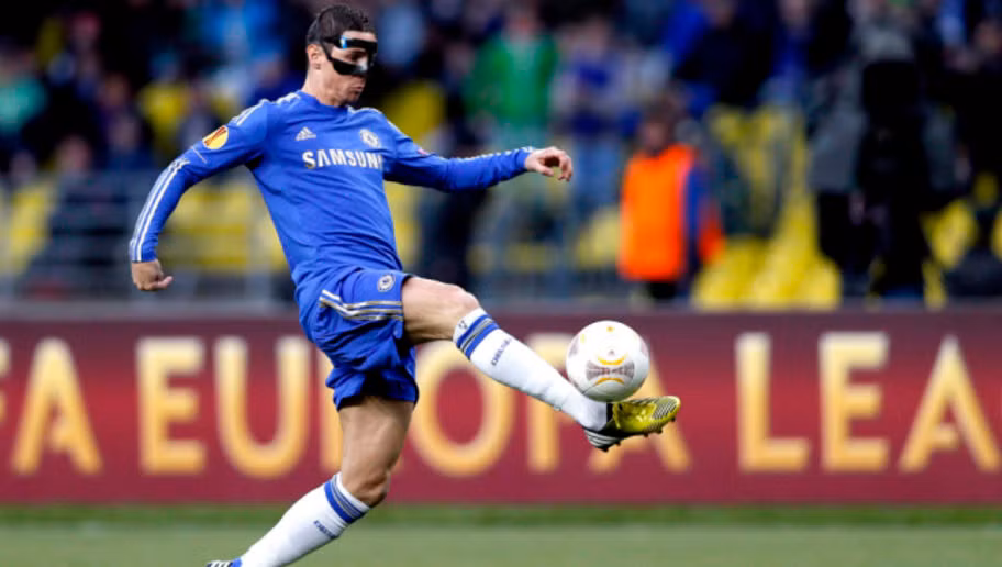 Thời điểm còn khoác áo Chelsea, chiếc mặt nạ từng được xem là thứ giúp cho Torres tìm lại được bản năng sát thủ của mình. Tuy nhiên đó có lẽ cũng chỉ là sự trùng hợp ngẫu nhiên và một sự ưu ái đặc biệt mà các CĐV giành tặng cho cầu thủ này.