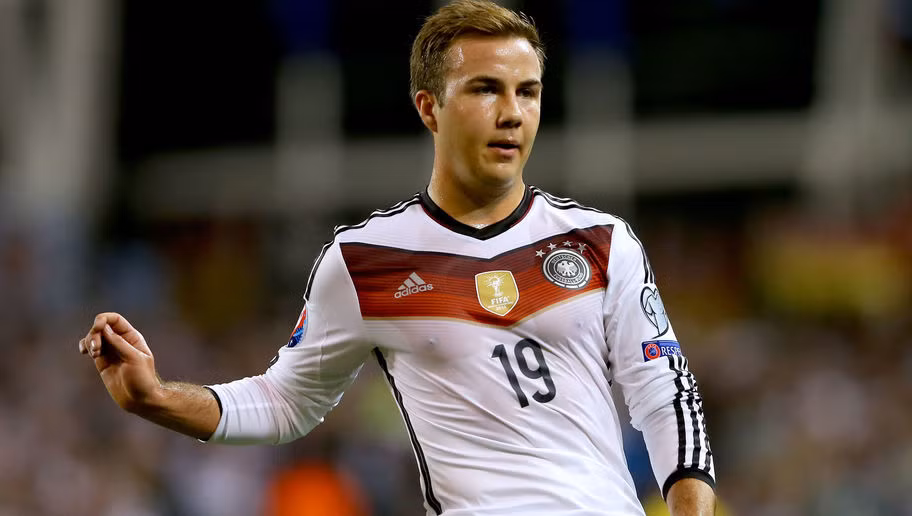 Mario Gotze đã được khẳng định trong màu áo của Borussia Dortmund, điều giúp cầu thủ này lọt vào “mắt xanh” của người khổng lồ Bayern Munich. Chính việc thi đấu cho Hùm xám đã giúp cho giá trị tài sản của Gotze tăng vọt. Hiện tiền vệ người Đức đang sở hữu 55 triệu USD.