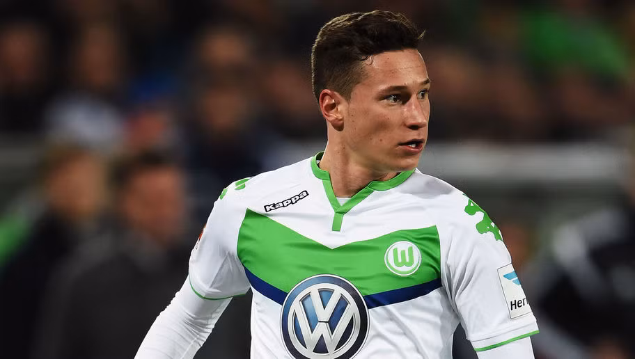 Julian Draxler là một cầu thủ đẳng cấp thế giới và tài năng của cầu thủ này được bộc lộ từ lúc còn rất trẻ, sau khi góp mặt trong danh sách đội tuyển Đức tham dự World Cup 2014. Hiện tài năng người Đức đang sở hữu trong tay 27 triệu USD.