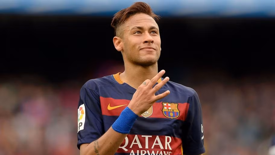 Sở hữu máy bay riêng, du thuyền, siêu xe hạng sang, chả lạ gì khi Neymar Jr luôn nằm trong top những cầu thủ trẻ kiếm tiền nhiều nhất giới bóng đá hiện nay. Nếu tính cả khoản tiền 31 triệu USD thu nhập năm 2015 (lương &amp; thưởng: 14 triệu, quảng cáo: 17 triệu USD) thì có lẽ ngôi sao người Brazil còn sở hữu tài sản lớn hơn con số 50 triệu USD nhiều.