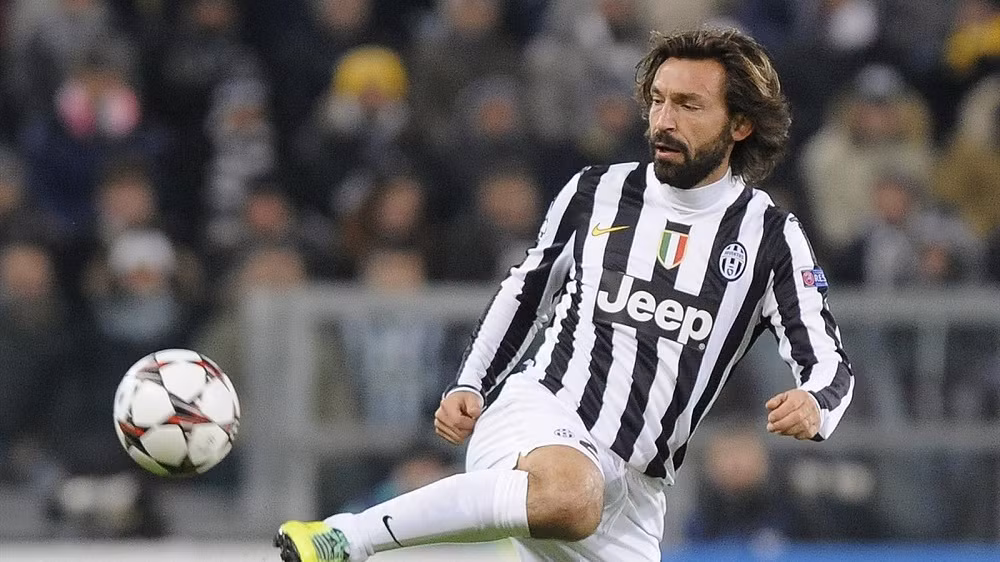 Ít ai biết rằng chân truyền vĩ đại của thế giới là Andrea Pirlo lại từng chơi với vai trò tiền đạo trong màu áo của Inter Milan. Sau khi chơi ở vị trí tiền đạo mờ nhạt, Pirlo được kéo xuống chơi vị trí hộ công. Nhưng khi chuyển sang AC Milan, Ancelotti đã nhìn ra sự lợi hại từ những pha chuyền dài chuẩn như đặt của Pirlo và kéo anh xuống chơi ở vị trí tiền vệ kiến thiết. Chính vị trí này đã làm nên một Pirlo hào hoa bậc nhất nhất làng bóng đá thế giới.