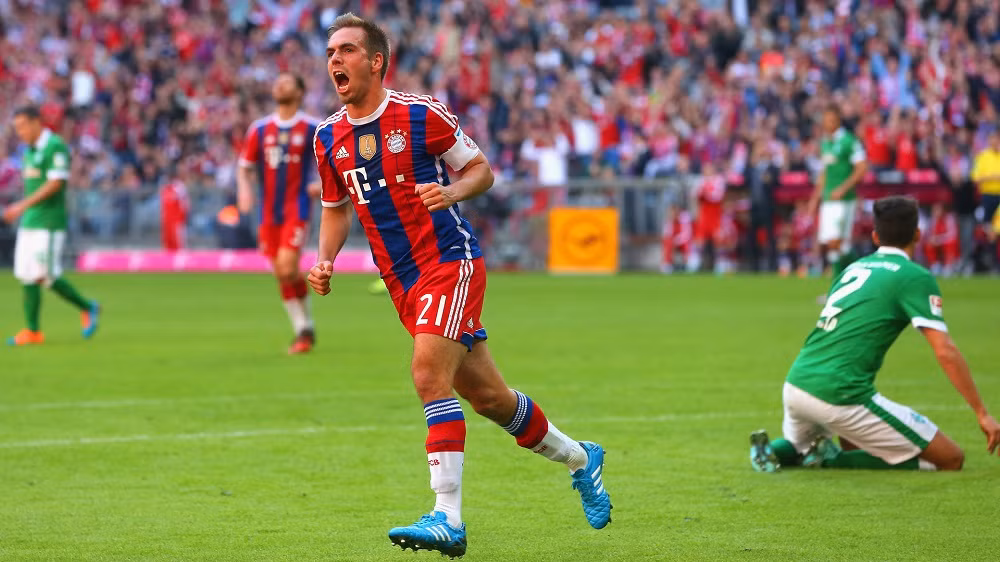 Trước khi được biết đến là hậu vệ cánh đẳng cấp thế giới, Philipp Lahm bắt đầu sự nghiệp là một tiền vệ cánh nhưng cầu thủ nhỏ con này không phát huy được nhiều nên đã bị Bayern Munich đem cho Stuttgart mượn. Gần đây, Lahm được Pep xếp ở một vị trí hoàn toàn lạ lẫm là tiền vệ phòng ngự nhưng chính sự lạ lẫm ở vị trí mới đã làm Lahm cũng nhưng HLV của Bayern Munich nhận ra rằng anh hoàn toàn phát huy được việc thu hồi bóng từ vị trí này.