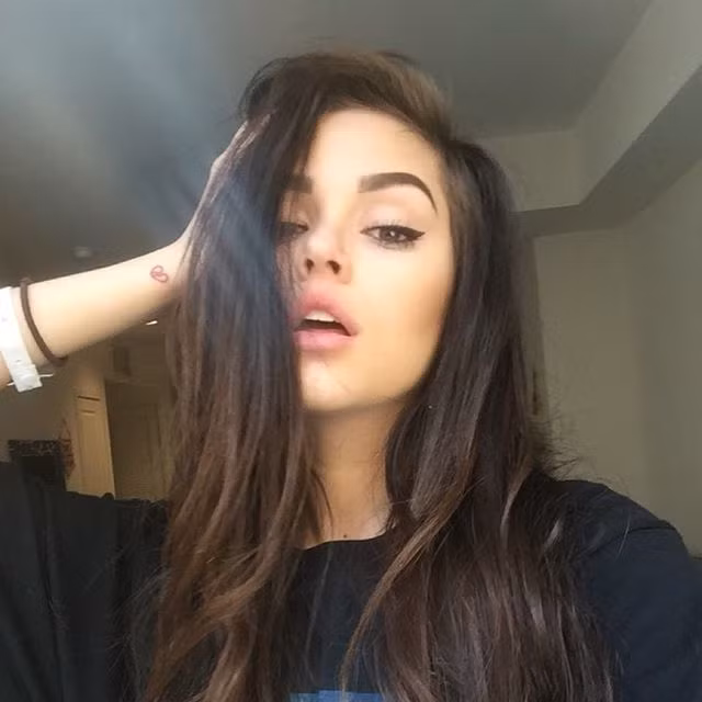 Khi nhắc đến việc mình giống với Selena Gomez, Maggie Lindemann tỏ ra không mấy vui vẻ và cho rằng mình giống với thần tượng là Angelina Jolie hơn.