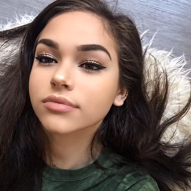 Đặc biệt cô nàng Maggie Lindemann thường xuyên cho đăng tải những bức ảnh xinh đẹp và cá tính của mình trên mạng xã hội.