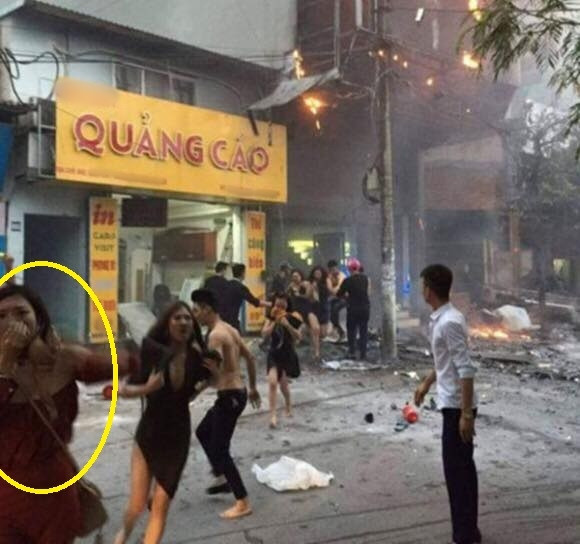 Dù thời gian đã gần 2 năm nhưng vụ cháy quán Karaoke trên phố Nguyễn Khang vẫn còn tồn tại trong trí nhớ của nhiều người, nhất là những người may mắn thoát được khỏi lưỡi hái tử thần như cô nàng Bích Cherry hay còn được dân mạng gọi với cái tên hot girl dùng "áo ngực" thoát khỏi đám cháy.