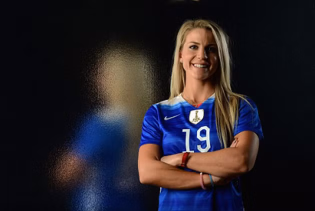 Nữ cầu thủ xinh đẹp Julie Johnston sinh năm 1992 và hiện đang thi đấu cho CLB Chicago Red Stars.