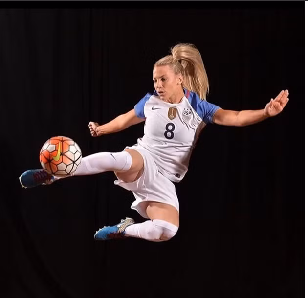 Julie Johnston được đánh giá cao không chỉ bởi khả năng phòng ngự xuất sắc mà còn sở hữu thân hình chuẩn và khuôn mặt ưa nhìn.