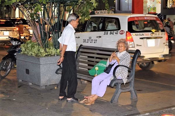 Người đàn ông với bộ đồ ấm áp hơn ngày thường