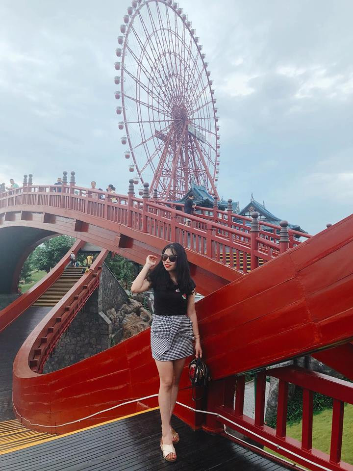 Cầu Koi được xây dựng với khung cầu bằng thép, gầm cầu, dầm cầu và mặt cầu được làm bằng gỗ nhưng với khối óc sáng tạo của kiến trúc sư cùng đôi bàn tay tài hoa của những người thợ đã tạo nên một kiệt tác nghệ thuật với những đường cong uốn lượn bằng những vật liệu khô cứng.