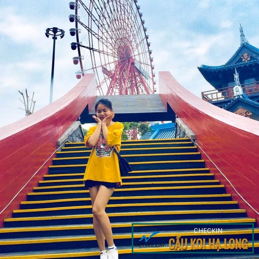 Chớm mùa cưới, nhiều cặp đôi chen chân đến cầu Koi để check-in, chụp hình cưới, lưu giữ những shoot hình để đời cũng như mong ước cho tình yêu đôi lứa luôn ngọt ngào, bền chặt.