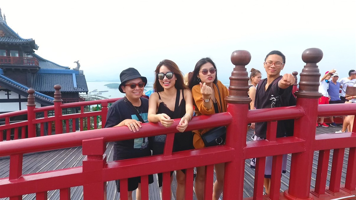 Cầu Koi do vậy còn có một tên gọi khác là "Cầu Âm Dương" được thiết kế theo ý tưởng thuyết âm dương ngũ hành trong văn hóa Nhật Bản. Trong đó, "Cầu Dương" được thiết kế nằm bên trên, tượng trưng cho người nam, "Cầu Âm" ở phía dưới tượng trưng cho người nữ.