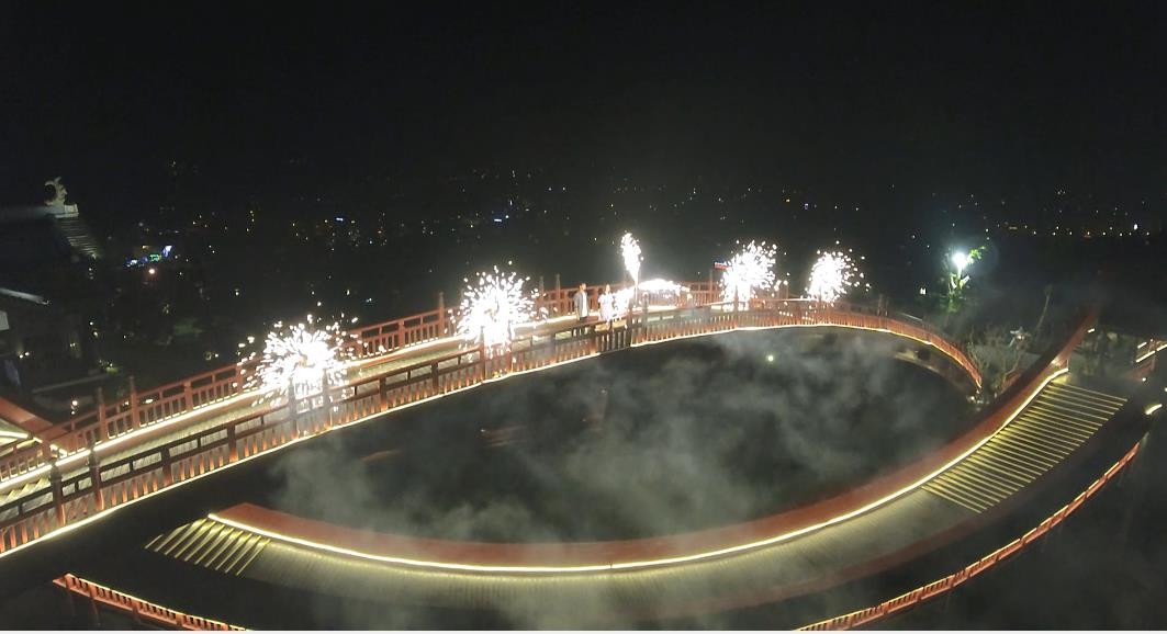 Thiết kế ấn tượng cùng màu sắc nổi bật, cầu Koi là một địa điểm tuyệt vời để du khách ghi lại những khoảnh khắc sống ảo độc đáo.