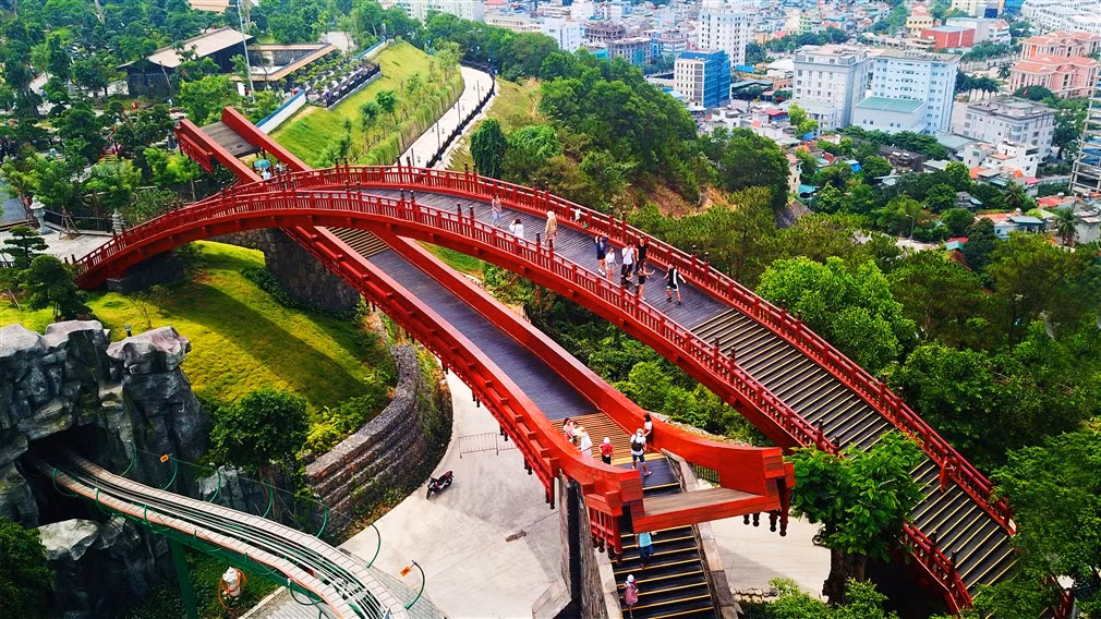 Sau cau Vang, gioi tre lai phat cuong check-in cau Koi o Quang Ninh