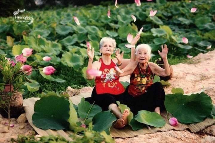 Mới đây, CĐM phát sốt về bộ ảnh bên hồ sen của đôi bạn già đã ngoài 80 tuổi, nhưng tình bạn của cả hai cụ vẫn luôn bền chặt khiến ai cũng cảm thấy ghen tỵ, ngưỡng mộ.