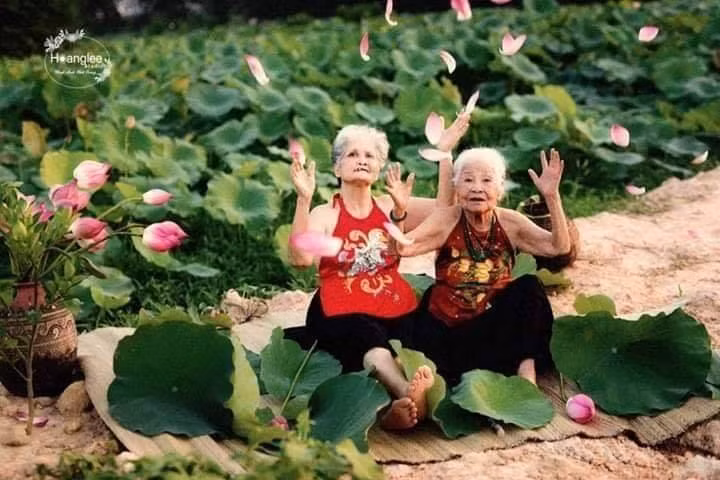Mới đây, CĐM phát sốt về bộ ảnh bên hồ sen của đôi bạn già đã ngoài 80 tuổi, nhưng tình bạn của cả hai cụ vẫn luôn bền chặt khiến ai cũng cảm thấy ghen tỵ, ngưỡng mộ.