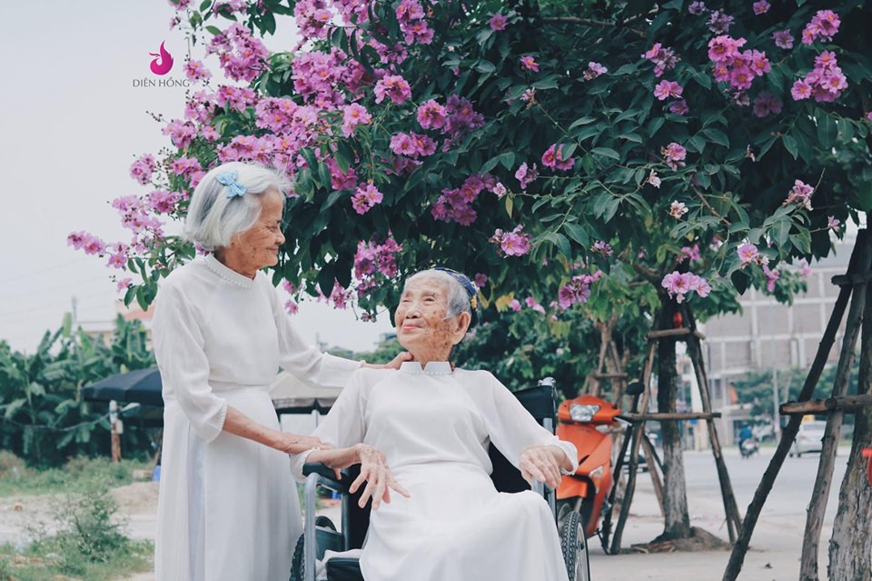 Dưới bóng bằng lăng, đôi bạn thân ngoài 80 đã trao cho nhau những cảm xúc khiến lứa con cháu phải ngưỡng mộ.