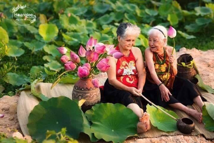 Bộ ảnh toát lên được sự gắn bó, thân thiết của hai cụ bà dành cho nhau qua những cử chỉ nhỏ nhặt, nụ cười hạnh phúc, thỏa mãn không chút tạp chất hay giả dối bên trong, mát lành như dòng nước thanh khiết nhất.