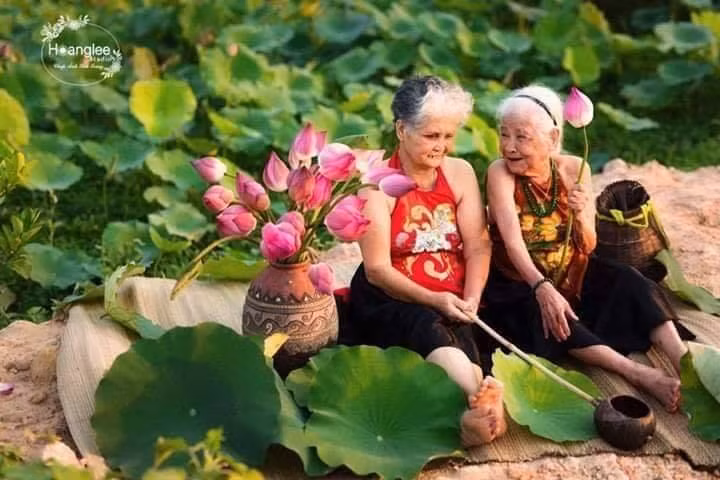 Bộ ảnh toát lên được sự gắn bó, thân thiết của hai cụ bà dành cho nhau qua những cử chỉ nhỏ nhặt, nụ cười hạnh phúc, thỏa mãn không chút tạp chất hay giả dối bên trong, mát lành như dòng nước thanh khiết nhất.