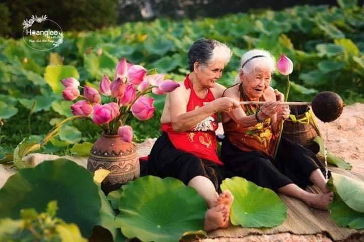 Rất nhiều cư dân mạng khi xem bộ ảnh tình bạn già ấy đều cảm thấy ghen tỵ với tình cảm bền chặt, thắm thiết của hai cụ.